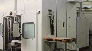 Um die Rüstzeiten zu verkürzen und die Ausbringungsmenge zu erhöhen, hat die Karl Klink GmbH den Hochleistungs-Kugelkäfig-Stanzautomaten RT-HLKK1000 entwickelt.  (Bild: Karl Klink)