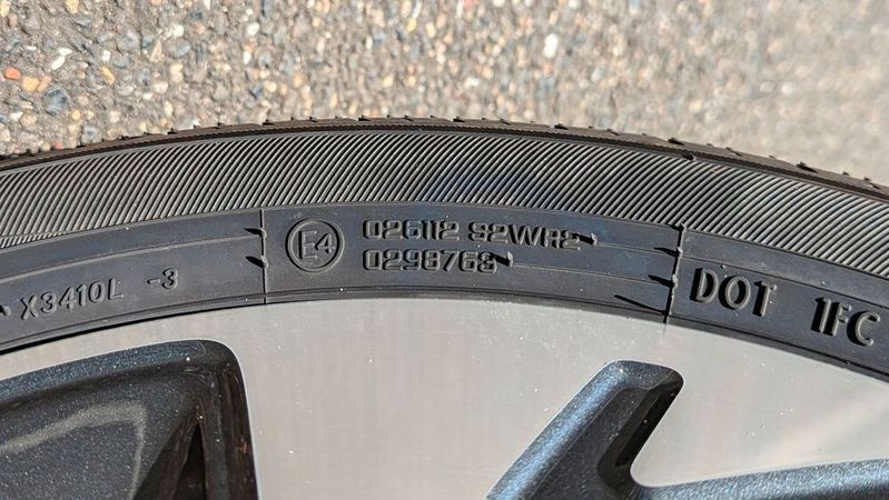 In der Typgenehmigungsnummer von Reifen tauchen schon jetzt die Kriterien Geräusch (S, Sound), Nassgriff (W, Wet) und Rollwiderstand (R, Resistance) auf. Bald kommt noch ein B (Buffed) hinzu, das für den Test im abgenutzten Zustand steht.(Bild:  Rosenow – VCG)