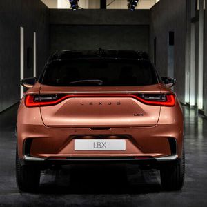 Das Heck wirkt recht wuchtig. Das Nummernschild wurde nach unten in den Stoßfänger integriert. (Bild:  Lexus)