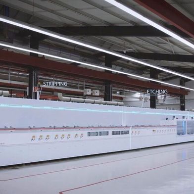 Die InfinityLine-Anlage von Schmid vereint mehrere Prozessschritte der Leiterplattenfertigung, darunter Entwickeln, Ätzen und Strippen. Der Anlagenbauer hat einen Großauftrag über mehr als 25 Millionen Euro für den Ausbau der HDI-Produktion in Malaysia erhalten. (Bild: Schmid Group)