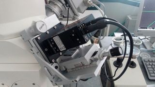 Abb. 1a: Bild des neuen WDS-Instruments, das mit Standard-Gehäuse und Standard-Flansch an ein Rasterelektronenmikroskop (Zeiss-EVO 40) angeschlossen ist. (Bild: HZB)