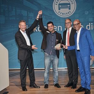 Den Kalligraphen in Gold sicherten sich Basem Khan (2. v.li) und die Kfz-Innung Bremen mit dem Projekt „Zukunftstechnologie E-Mobilität“. (v. li.) ZDK-Vorstand Arne Joswig, Dirk Nusselt (Fuchs Schmierstoffe) und Moderator Michael Förster gratulierten.(Bild:  Zietz/»kfz-betrieb«)