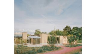 Parc des Loges: eine landschaftsbasierte Komposition aus bio- und geologisch gewonnenen Materialien schafft eine öffentliche Einrichtung, die offen, großzügig und nachhaltig ist. (Bild: Charles Bouchaid)