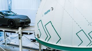 Seit fünf Jahren steht der Fahrsimulator mit seiner 5,5-Meter-Kuppel und einer Seiten- und Längsbeschleunigung bis zu 0,8g auf dem Campus der Universität Stuttgart. (Bild: FKFS)