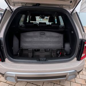 Der Kofferaum bietet mit 703 Litern (inklusive der Staufächer unter dem Boden) ausreichend Platz für das Gepäck beim Familienausflug. Durch Umklappen der Rückbank lässt sich das Gepäckabteil auf bis zu 1.662 Liter erweitern.(Bild:  Mauritz - VCG)