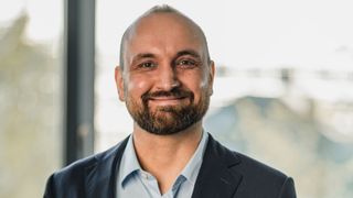 Benjamin Kibies von Dataforce lenkt beim Deutschen Remarketing Kongress 2024 den Blick darauf, wie sich die Anteile von gebrauchten E-Autos auf dem Gebrauchtwagenmarkt entwickeln werden. (Bild: DANIEL ROEDEL)