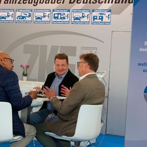 Am Gemeinschaftsstand des ZKF standen der Informationsaustausch und Gespräche im Mittelpunkt. Hier Geschäftsführer Thomas Aukamm (2. v. r.) und ZKF-Präsident Arndt Hürter (r.) im Dialog mit Besuchern.(Bild:  Jürgen Klasing)