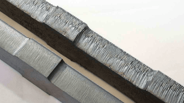 Visuelle Gegenüberstellung: Links eine saubere, gratfreie Schnittkante; rechts  typische Gratbildung mit Oxidationsverfärbungen. Das verdeutlicht, wie stark  Parameterführung und Gasmanagement die Ergebnisqualität beeinflussen. (CO₂-Laser, Schneidgas Sauerstoff, Blechdicke ca. 15 mm).(Bild:  Rime)
