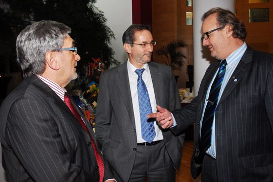 Kleine Runde an Rande der Feier: Hans Peter Lange, Matthias Platzeck und Thomas Lundt (v.li.). (Archiv: Vogel Business Media)