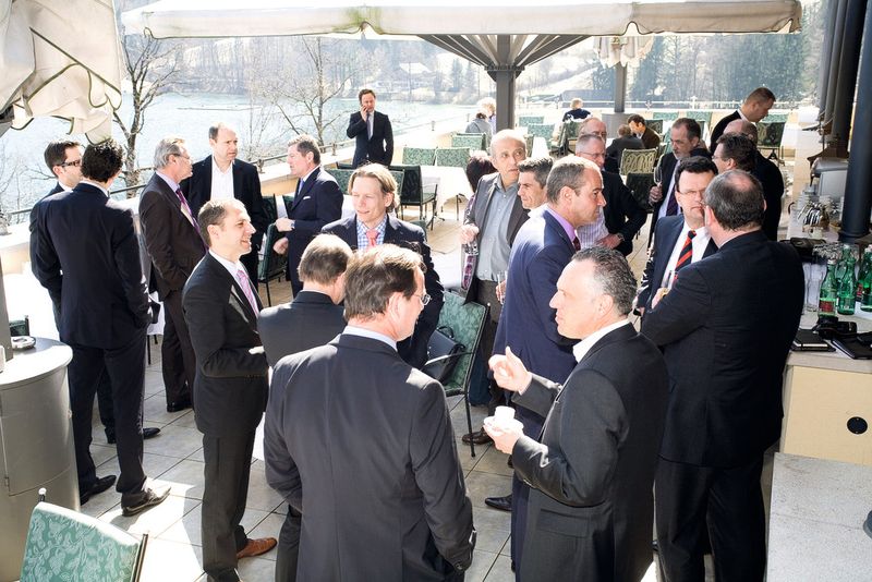 Die Pause auf der Seeterrasse wurde für anregende Gespräche genutzt. (Bild: Vogel IT-Medien)
