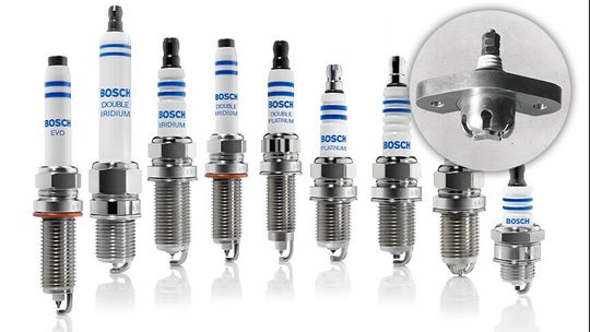 Beststeller: Bis heute sind Zündkerzen ein typisches Bosch-Produkt. Typisch sind auch die Isolatoren Rippen, in dieser Form bei Bosch 1969 erfunden. Bild in Kreis: Zündfunke zum Aufstieg von Bosch: Die Hochspannungs-Zündkerze von 1902 mit Flansch.(Bild:  Bosch)