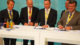 Offizieller Vertragsabschluss auf der IAA: Die Veranwortlichen von DAT und "Fair Garage" setzen ihre Unterschrift unter die Verträge (v.li.) Helmut Eifert (DAT), Dr. Thilo Wagner (DAT), Christain Dietrich (United Vehicles) und Jens Nietzschmann (DAT).  (Foto: Wenz)