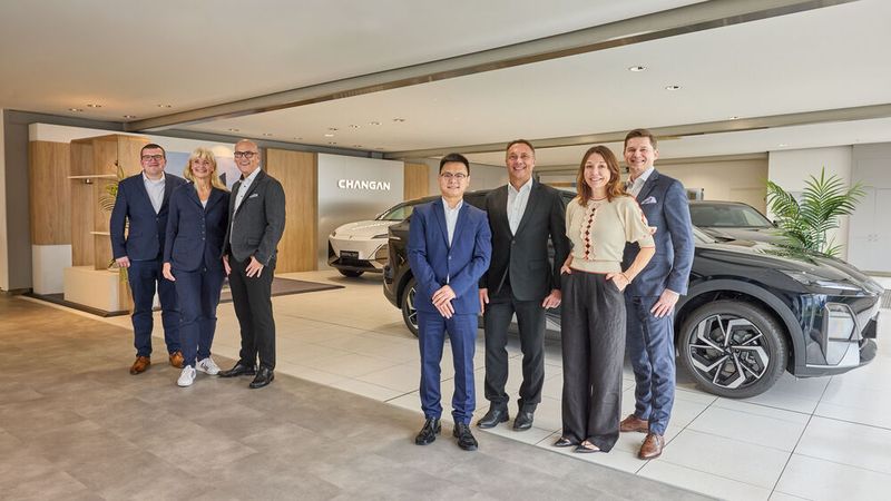 Freuen sich über die neue Partnerschaft (v.l.): Sebastian Pflug (Standortleiter Halstenbek, Autohaus Günther), Ulrica Griffiths (PR Manager, Changan Europe Business Unit), Alexander Thomas (Network Development Manager, Changan Automobile Deutschland), Ethan Yin (Executive Deputy General Manager, Changan Europe Business Unit), Frank Solbrig (Leiter Elektromobilität im Autohaus Günther), Kristin Harder (Head of Marketing and PR, Changan Europe Business Unit) und Steffen Obst (Head of Sales,  Changan Europe Business Unit).  (Bild: Changan)