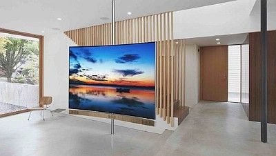 TCL-110 Zoll Curved UHD TV: TCL, Unterhaltungselektronikhersteller in China, präsentiert den 110 Zoll Curved UHD TV China Star mit LED-LCD Anzeige. Er hat eine LED-hintergrundbeleuchtete LCD-Anzeige mit 4K Auflösung und dynamische Hintergrundbeleuchtung. Er unterstützt eine Spitzenhelligkeit von 800 nits, einen Farbraum von DCI 97 %, lokale Dimmtechnologie, 6000R Biegung und HDR10 Technologie. (Bild: TCL)