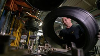 Reifenproduktion im Werk-Korbach: Allein bei Continental stehen in Deutschland 13.000 Stellen zur Disposition.  (Continental AG)
