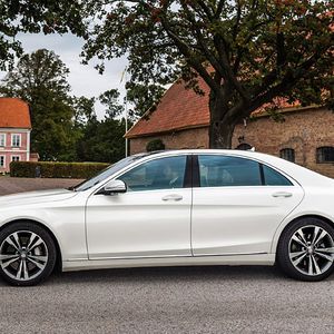 Äußerlich ist das Hybrid-Modell der S-Klasse mit Verbrennungsmotor sehr ähnlich – allerdings ist der Hybride ausschließlich in der Version mit langem Radstand erhältlich.(Foto:  Daimler)