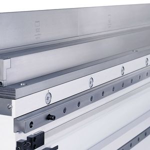 Bei den Abkantpressen der neuen Serie Trubend 8000 lässt sich die Bombierkurve alle 250 mm punktuell anpassen. (Bild:  Trumpf)