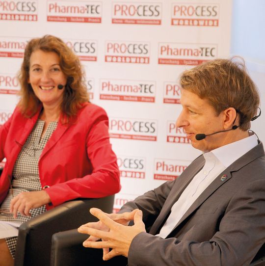 Moderatorin Anke Geipel-Kern (Leitende Redakteurin PROCESS) und Dr. Felix Hanisch (Covestro).(Bild:  Ernhofer)