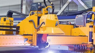 Der R5-Rotator ermöglicht 3D-Plasmaschnitte unter Winkeln bis 50° zum Beispiel zur Schweissnahtvorbereitung. (Micrsotep Europa GmbH)