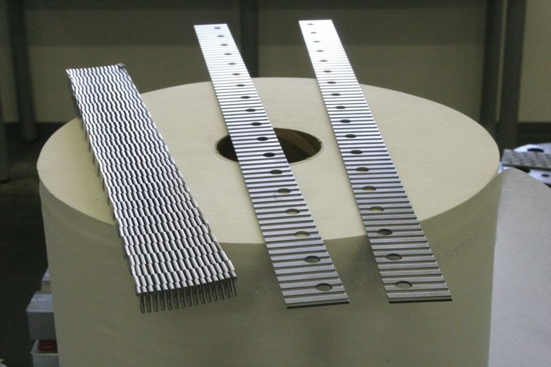 Geschnittenes und umgeformtes Gatter (l.) sowie die zugehörigen drahterodierten Werkzeugbänder (M2P). Bild: Agie-Charmilles (Archiv: Vogel Business Media)