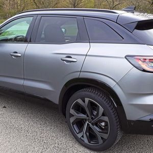 Serienmäßig gibt es den Austral lediglich in einem Farbton, alle weiteren kosten Aufpreis. Im Fall der Ausstattungsvariante „Techno Esprit Alpine“ zum Basispreis von 36.950 Euro ist es „Dezir-Rot“. Der Farbton „Dolomit-Grau Satiniert“ (Mattlack) samt Dach in „Black Pearl-Schwarz“ („Zweifarblackierung“) schlägt mit 2.000 Euro Aufpreis zu Buche – der mit Abstand teuerste Posten auf der kurzen Aufpreisliste unseres Testwagens, die den Testwagenpreis auf 41.930 Euro erhöhte.(Bild:  Dominsky – VCG)