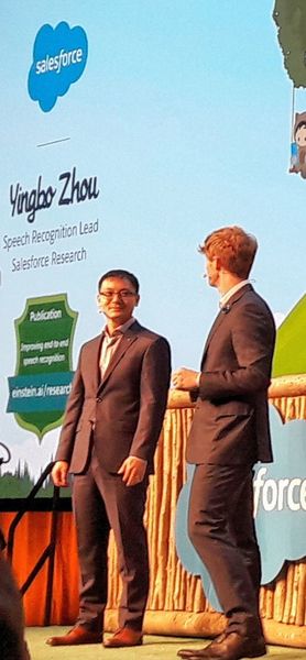 Chefwissenschaftler Richard Socher (re.) und sein neuer NLP-Spezialist Yingbo Zhou präsentieren die Besonderheiten ihres KI-Modells. (© Matzer)