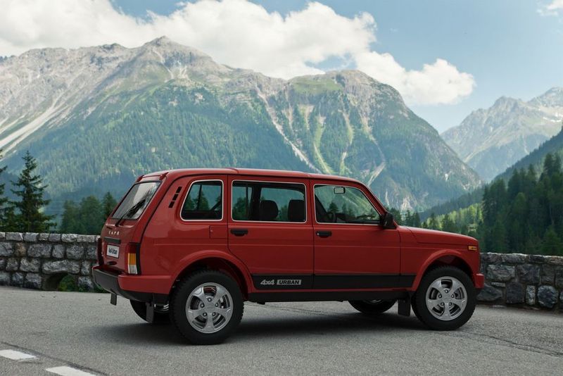 Unter der Haube steckt der bewährte 1,7-Liter-Vierzylinder-Saugmotor mit 83 PS; er bringt den knapp über 1,4 Tonnen schweren Russen in 19 Sekunden von 0 auf 100 km/h und weiter auf eine Spitze von 137 km/h. (Lada)