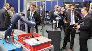 In der begleitenden Ausstellung zu den Expert Days konnten die Teilnehmer die Roboter in Aktion erleben. (Bild: Kroh)