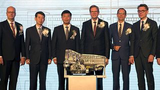 Bei der Eröffnungszeremonie waren Verteter von Audi, VWATJ und der regionalen Politik anwesend. Prof. Dr. Jochem Heizmann (4.v.r.), Präsident Volkswagen Group China und Joachim Wedler (3.v.r.), Präsident Audi China, betonten in ihren Reden den großen Mehrwert des neuen Werks für die Lokalisierungsstrategie der Marke. (Audi)