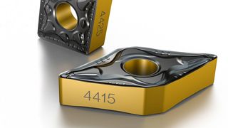 Blick auf zwei neue Wendeschneidplatten-Sorten von Sandvik Coromant. Sie leisten bei der Bearbeitung von ISO-P-Werkstoffen noch mehr, halten länger durch und sind sowohl für die Großserie als auch für kleine Lose wirtschaftlich. (Bild: Sandvik Coromant)