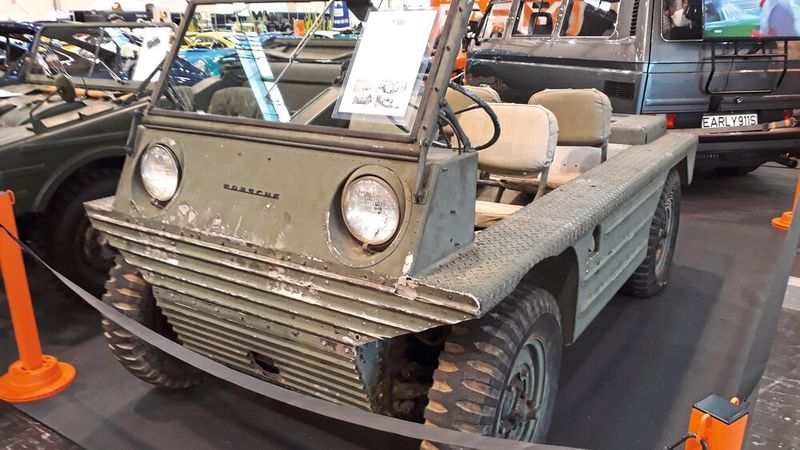 Wie, diesen Porsche kennen Sie nicht? Kein Wunder, es handelt sich auch um einen „Fletcher“. Eigentlich ein Flugzeughersteller, baute dieser den Prototypen eines Amphibienfahrzeugs, den Fletcher Flair. Das Fahrzeug besaß Motor und Getriebe eines Porsche 356, die so verändert wurden, dass sie alle vier Räder des Fahrzeugs antrieben. Das Unternehmen hoffte, das Fahrzeug an die US Army verkaufen zu können, jedoch waren die Leistungen im Wasser mäßig, sodass die Armee ablehnte. (Bild: Dominsky – VCG)