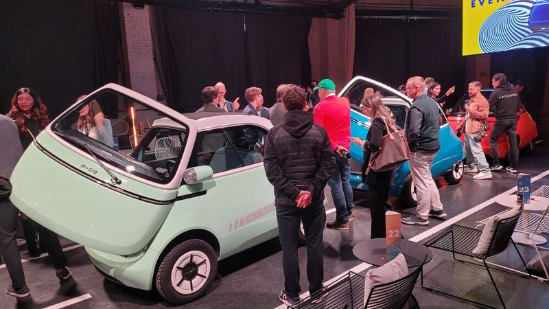 Geladene Gäste konnten die Autos nach einer Show in Augenschein nehmen. (Bild: Wehner - Vogel Communication Group)