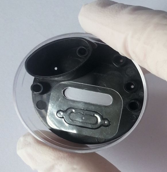 Abb. 2: Anwendungsbeispiel:Einweg-Mikrofluidik-Plattform für die Zellkultur mit Vorlagereservoir für Kulturmedium (1), Zellkammer (2) und Doppel-Film-Pumpe (3). Die Betätigungseinheit für die Pumpe ist nicht dargestellt. (Bild: thinxx)
