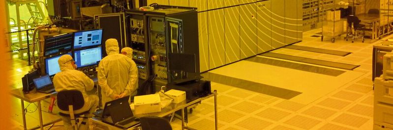 Anlage für EUV-Lithografie für Silizium-Nanosheet-Transistoren am IBM Nanotech Complex in Albany, New York. Die Forschungs-. und Entwicklungseinrichtung könnte nach Ansicht von Big Blue als eine zentrale Anlaufstätte für ein Nationales Halbleitertechnologiezentrum dienen, von dem die gesamte US-Industrie profitieren könnte, wie IBM in einem offenen Schreiben an die US-Regierung darlegt. Anlage für EUV-Lithografie für Silizium-Nanosheet-Transistoren am IBM Nanotech Complex in Albany, New York. Die Forschungs-. und Entwicklungseinrichtung könnte nach Ansicht von Big Blue als eine zentrale Anlaufstätte für ein Nationales Halbleitertechnologiezentrum dienen, von dem die gesamte US-Industrie profitieren könnte, wie IBM in einem offenen Schreiben an die US-Regierung darlegt.