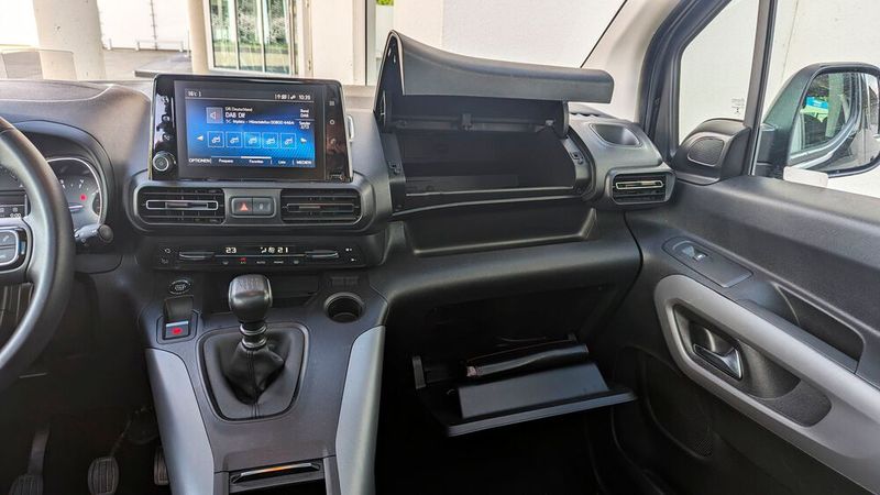 9. Praktische Details beim Toyota: Wollten die Konstrukteure mit dem Toyota Proace City Verso (und seinen Schwerstermodellen) wohl Schmuggler ansprechen? Die Anzahl und das Fassungsvermögen der Staufächer im Innenraum sind jedenfalls mehr als beachtlich. Da wären: ein doppeltes Handschuhfach, ... (Bild: Rosenow – VCG)