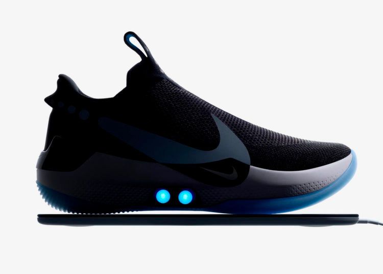  Der smarte Schuh, der mit dem Handy spricht: 
Ein Schuh, der sich automatisch schnürt, an die aktuellen Bedürfnisse anpasst und sich via App steuern lässt: Das verspricht Nike mit dem neuen Modell Adapt BB. Schlupft man in den hochtechnologisierten Schuh, aktiviert man mit der Ferse einen Sensor, der die Schnürsenkel mittels kleiner Motoren festzurrt. An der Seite des Schuhs befinden sich zudem zwei Knöpfe, mit denen man die Schnürsenkel fester oder lockerer spannen kann. Versteckt ist der Motor in einem festen Plastikgehäuse in der Sohle des Schuhs.
 (Nike)