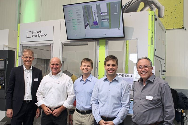 L'un des points forts de la journée portes ouvertes : le logiciel de robotique basé sur l'IA d'Intrinsic, conçu pour rendre la technologie d'automatisation robotisée plus accessible à un large public. Étaient présents : le Dr Rainer Bischoff, le PDG Claus Martin, le développeur logiciel Jędrzej Orbik, le chef de produit Dr Thomas Dietz et Gustav Fricker, d'Helfina, représentante suisse du groupe Martin. (Source : Martin Group)