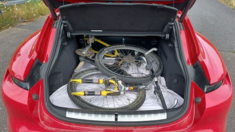 Der Taycan GTS Sport Turismo verfügt über 1.212 Liter Gepäckraum.  (Bild: Axel F. Busse)