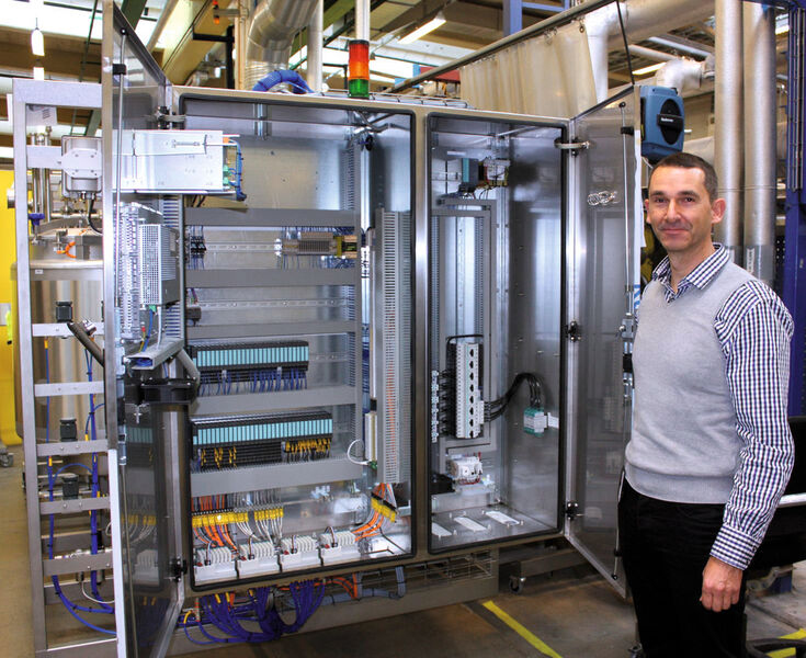Udo Krüger, Plattform Manager bei Tetra Pak Processing im Geschäftsbereich Dairy & Beverage, in der Fertigung in Lund; jeder Steuerschrank basiert auf standardisierten elektrotechnischen und mechanischen Komponenten, wobei die Varianz über alle Prozessmodule minimiert ist. (Deltalogic)