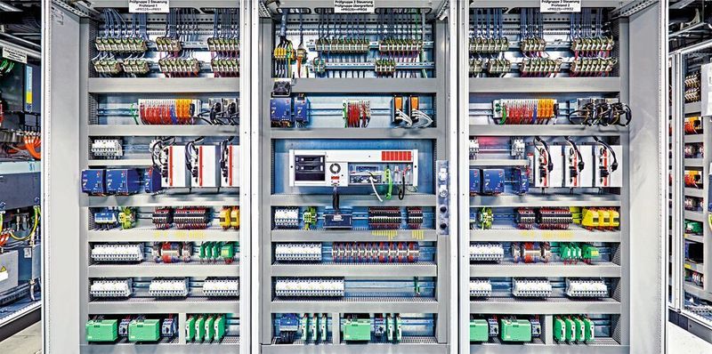 Im Schaltschrank, der mehr eine Schaltzentrale ist, sind die Steuerungen der zwölf Prüfplätze in zwei unabhängigen Prüfgruppen zu je sechs Prüfplätzen angeordnet. (Beckhoff)