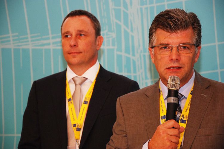 Neu-Koalitionäre unter sich: DAT-Vorstandssprecher Jens Nietzschmann (re.) und Christian Dietrich , Geschäftsführer des Münchner Start-Up-Unternehmens United Vehicles. (Foto: Wenz)