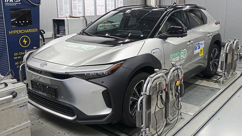 Futuristisch, aber effizient und damit klimafreundlich: der Toyota bZ4X.(Bild:  Green NCAP)