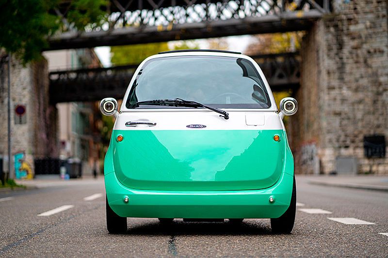 Wer der Diskussion über Sinn und Unsinn von Oldtimer-Umrüstungen und den mit einem Umbau einhergehenden Aufwand minimieren will, könnte sich alternativ für ein neues E-Auto mit Retrooptik entscheiden. (Microlino)