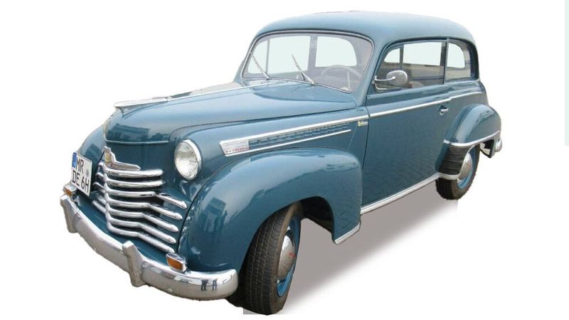 4. Preis: Der Opel Olympia Baujahr 1951 ist ein Paradebeispiel für deutsche Automobilbaukunst der frühen Nachkriegszeit. Mit seinem charakteristischen, stromlinienförmigen Design und der eleganten, petrolfarbig gestalteten Karosserie repräsentiert dieser Wagen die Wiedergeburt des deutschen Automobilsektors. Unter der Motorhaube werkelt ein zuverlässiger 1,5-Liter-Motor mit 4 Zylindern in Reihe mit 40 PS, der für solide Fahrleistungen ca. 112 km/h und eine angemessene Effizienz sorgt. Dieses Modell, bekannt für seine Langlebigkeit, präsentiert sich rostfrei und in einem Zustand, der seine liebevolle Pflege über die Jahre zeigt. Gespendet von Michael Deuker. (Bild: Lebenshilfe Gießen)
