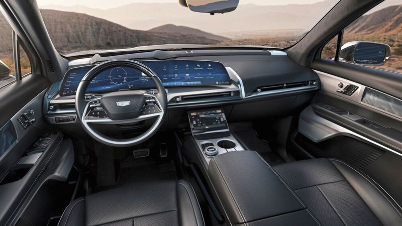 Das Cockpit dominiert ein geschwungenes 33-Zoll-LED-Display. (Bild: Cadillac)