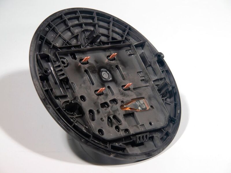 Zu einer kostengünstigen Bauteillösung trägt auch der hohe Grad an Funktionsintegration bei. So sind in den Modulflansch per Spritzguss neben den Kupferkontakten Aufnahmen für die Elektronik und den Lüftermotor sowie Befestigungselemente integriert. (Bild: Lanxess)