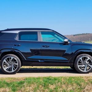 Der Actyon teilt sich die Technik und weite Teile des Innenraums mit dem KGM Torres, kommt aber in einer etwas moderneren Optik und mit abgeschrägtem Heck daher.(Bild:  Wehner - VCG)