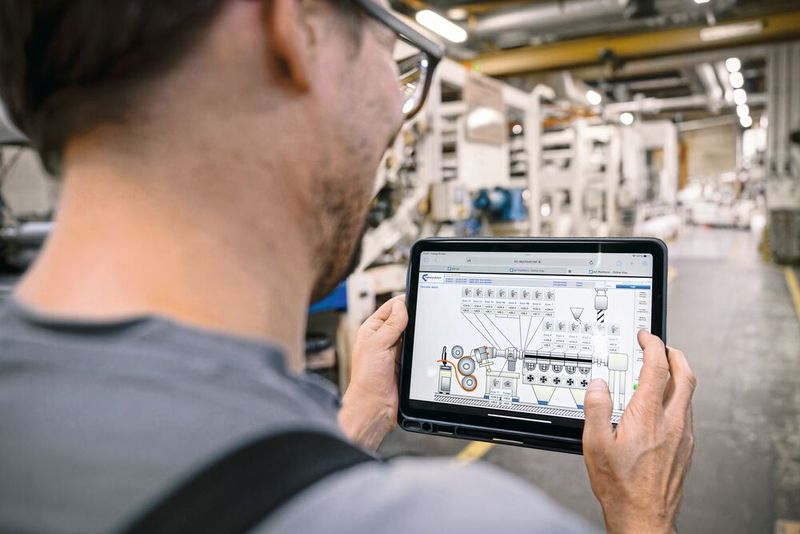 Fernwartung: Neu kann der Pikettdienst mit dem Tablet ortsunabhängig den Zustand aller Anlagen prüfen und bei Bedarf eingreifen. (Bild: Siemens)