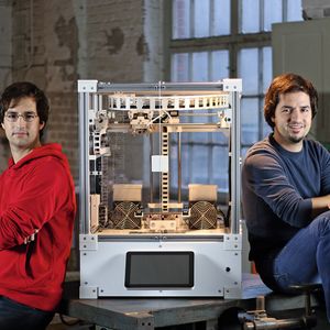 Die Mechatroniker Jonas und Simon Kühling konzentrieren sich auf Open-Source-Hardware-Entwicklung und -Produktion im Bereich der 3D-Drucker.