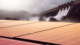 Ein neues hybrides Kraftwerk am Mittellauf des Yalong-Flusses kombiniert zwei Millionen Solarpanele mit Wasserkraft, die Schwankungen der Stromerzeugung ausgleicht.  (Bild: noppadon - stock.adobe.com)